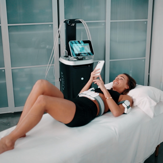 A woman relaxing during an EvolveX Body Contouring treatment at a med spa in the Jacksonville, FL area.